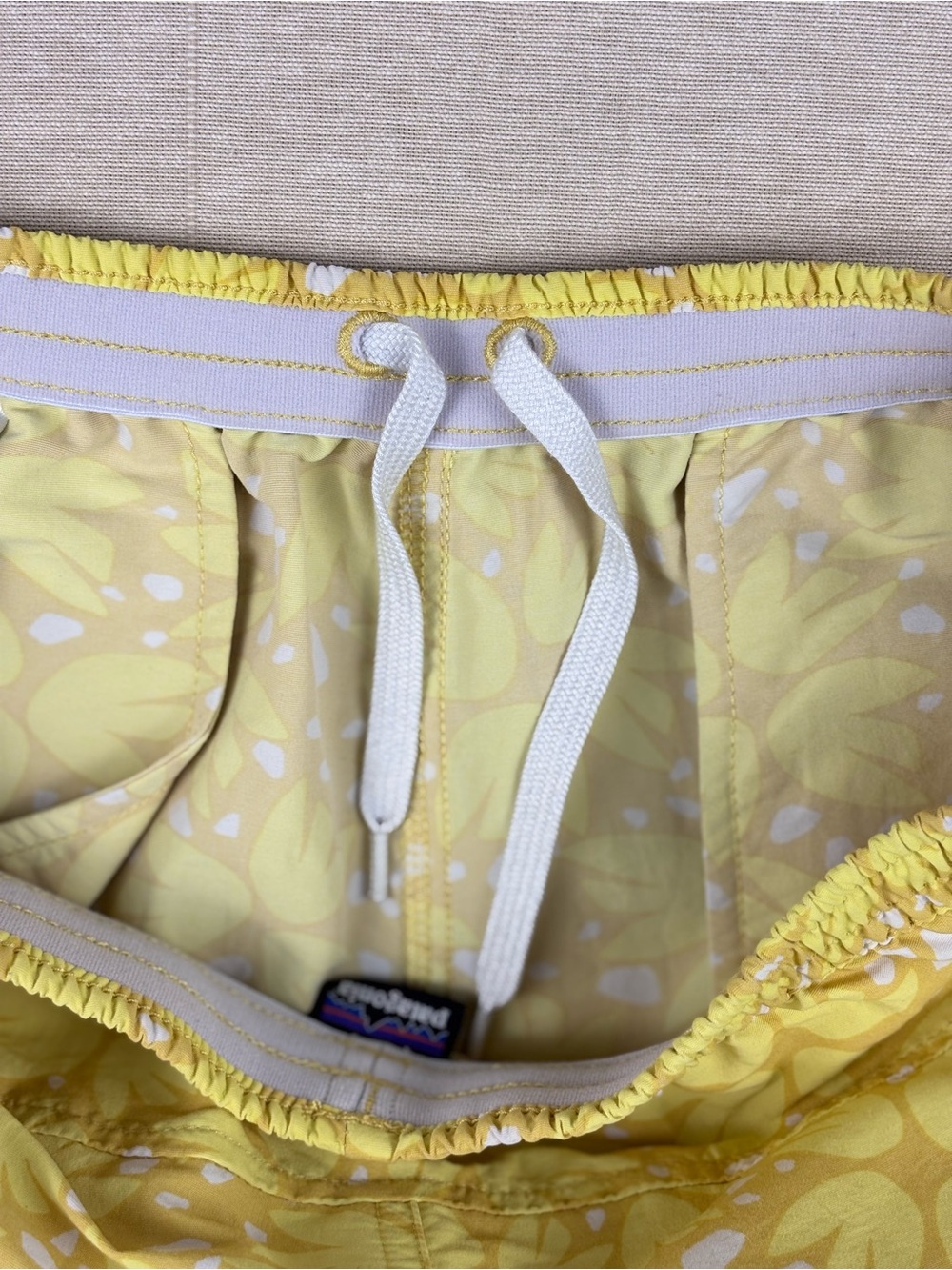 Patagonia Baggies Floral Yellow Nylon Shorts Women’s Medium 4.5” Inseam - Picture 4 of 6